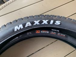 Plášť 27,5" x 2.8 Maxxis Rekon+ EXO TR kevlar