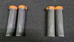 Prodám 2 sady nových gripů KTM Griff Comp Lock